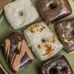 20 Donuts vegans nappés au chocolat noir - CUVO