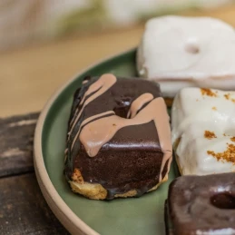 20 Donuts vegans nappés au chocolat blanc - CUVO